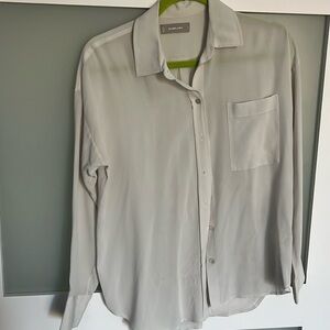 Everlane size 4 the must have washable silk shirt. Pearl color.